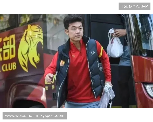 严鼎皓签约辽宁铁人，成都蓉城中场指挥官驰援沈阳